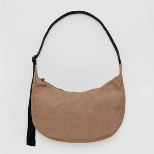 [PICTURES UP] Baggu Medium Crescent Bag in Cocoa